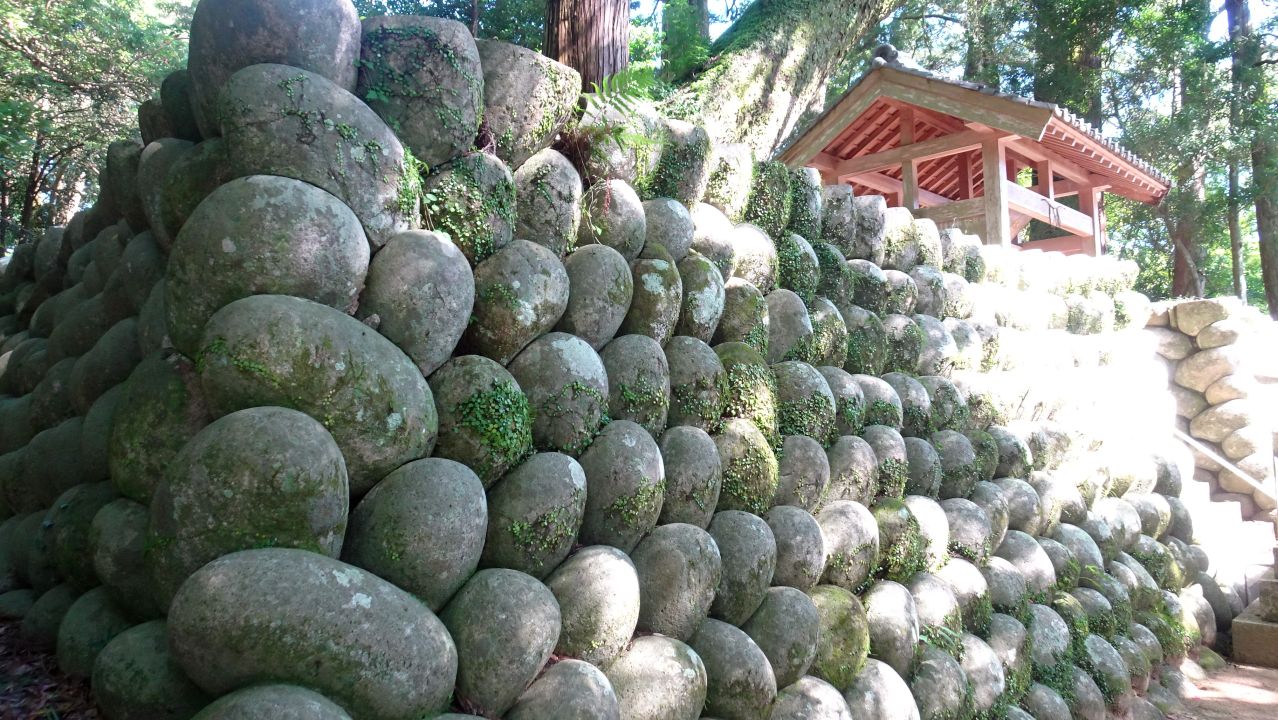 飛鳥神社　丸石積みの石垣