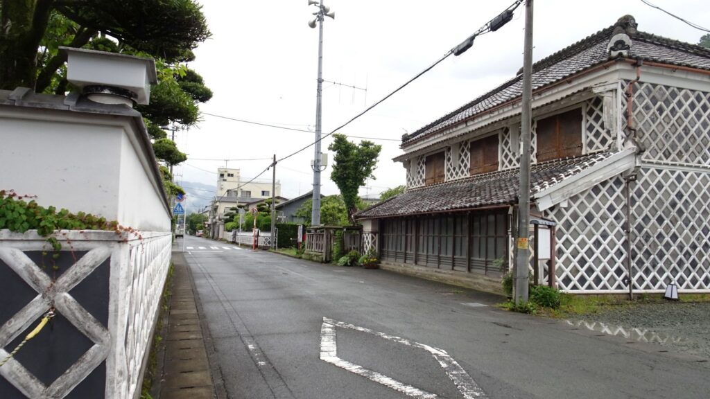 松崎町のなまこ壁通り